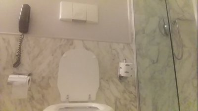 A cikin baho mai ja.